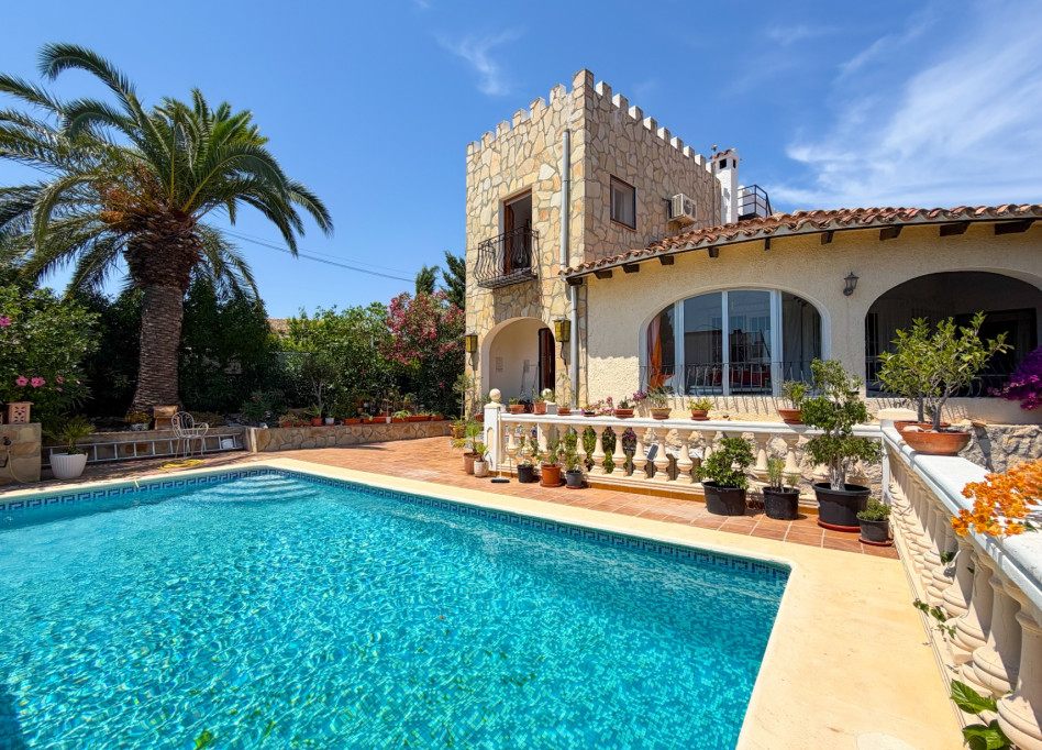 Resale - Villa - Moraira